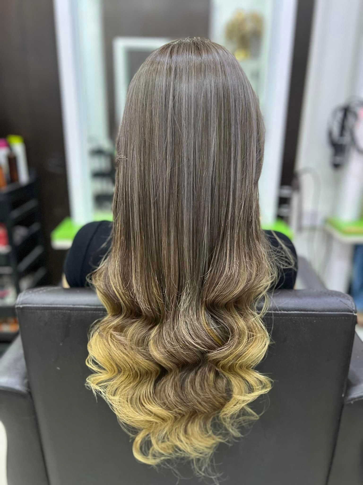 Rambut panjang lurus warna mushroom brown dengan hujung beralun keemasan, dilihat dari belakang di kerusi Suzee Salon